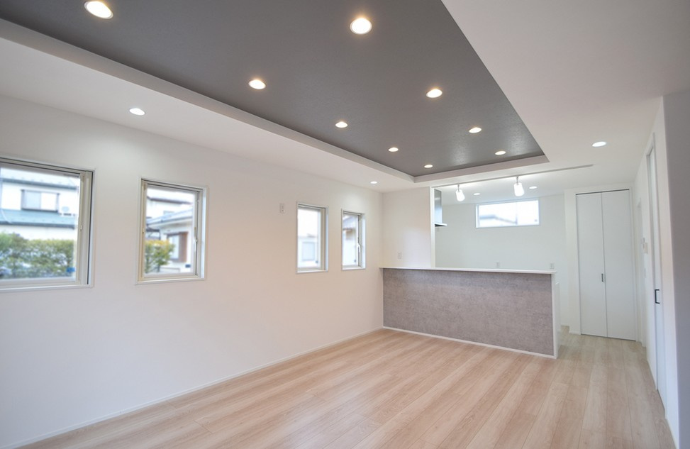 松本市寿北6丁目　戸建の居間・リビング|折り上げ天井や照明など、室内のデザインに配慮された仕様で、落ち着いた雰囲気の空間。