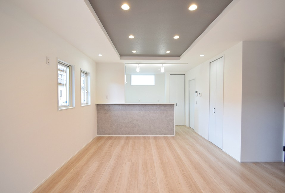 松本市寿北6丁目　戸建の居間・リビング|リビングを見渡しながら家事のできる対面キッチンでご家族との会話も弾みます。