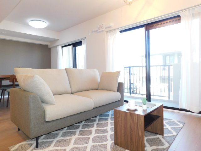 海部郡大治町大字堀之内字北二反畑の中古マンションの居間・リビング|◇リビング◇　　明るいリビング１５．１帖　開放感のあるリビング♪　（２０２６年２月リノベーション済）