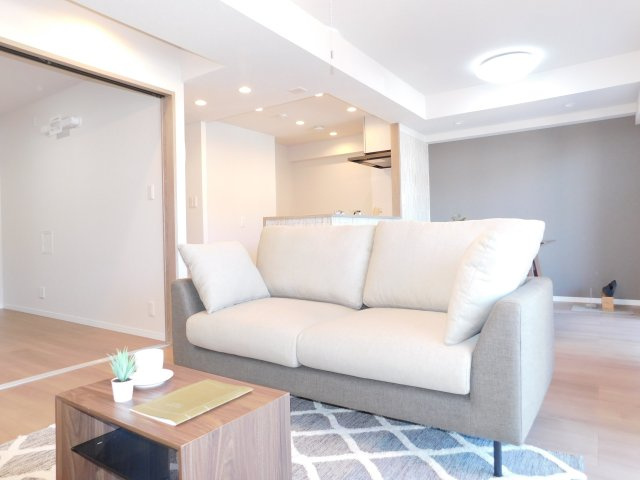 海部郡大治町大字堀之内字北二反畑の中古マンションの居間・リビング|◇リビング◇　　明るいリビング１５．１帖　洋室と続き間で２０．６帖の広々空間になります♪　　（２０２６年２月リノベーション済）