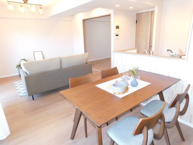 海部郡大治町大字堀之内字北二反畑の中古マンションの居間・リビング|◇リビング◇　　明るいリビング１５．１帖　インテリアの映えるワイドリビング　（２０２６年２月リノベーション済）