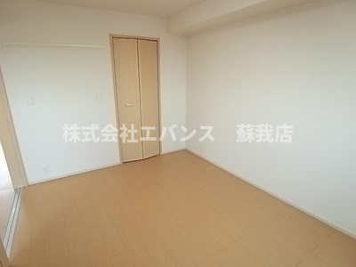 【寝室】 | マーヴェラス葛城 | 開放的な寝室です