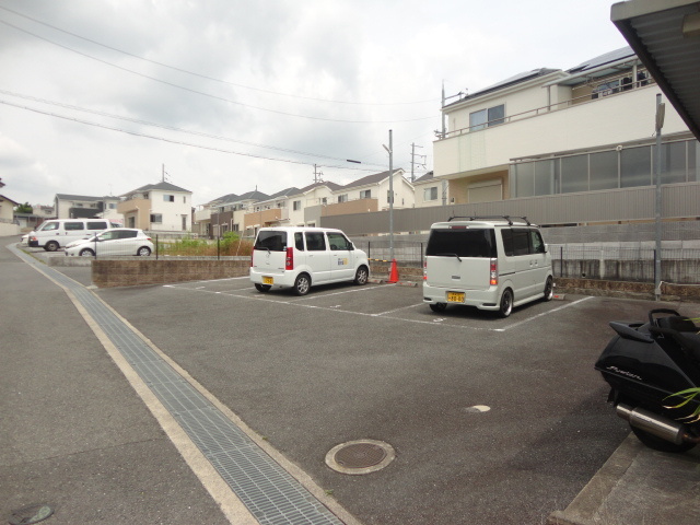 シャトーヒルズの駐車場