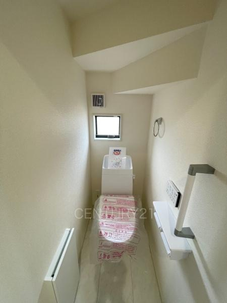 甘楽金井第2 4号棟のトイレ|１階トレイです。
温水シャワー洗浄機能付きです。
手摺り付きです。