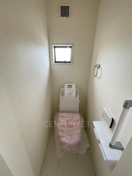 甘楽金井第2 4号棟のトイレ|２階トイレです。
温水シャワー洗浄機能付き。
手摺り付きです。