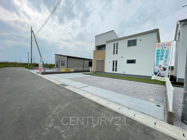 甘楽金井第2 1号棟の前面道路含む現地写真|並列駐車可能な駐車場スペースです。