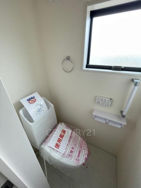 甘楽金井第2 3号棟のトイレ|２階トイレです。
温水シャワー洗浄機能付き。
手摺り付きです。