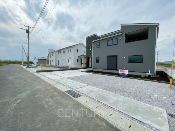 甘楽金井第2 3号棟の前面道路含む現地写真|並列駐車可能な駐車場スペースです。