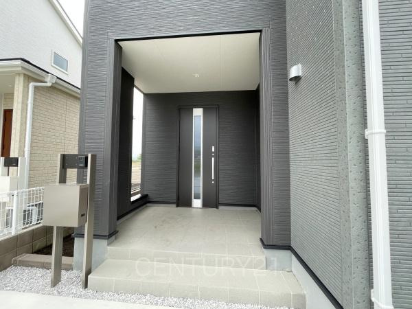 甘楽金井第2 3号棟の玄関|スマートキー付きの玄関。
鍵を探すことなくドアの開閉が可能です。
郵便物を守る鍵付きポストです。
インターホンは録画機能付きで防犯面に優れます。