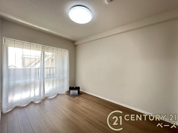 ふぁみーゆ大和高田の寝室|■現地撮影写真■開放感のある広々した主寝室！他に洋室が２部屋ございます！