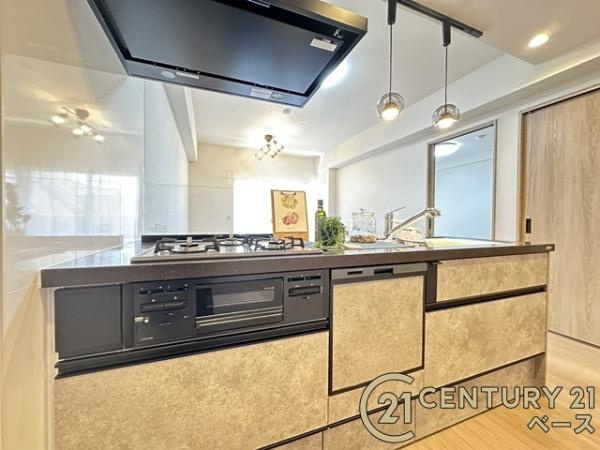 ふぁみーゆ大和高田のキッチン|■現地撮影写真■収納力と使いやすさを追求したシステムキッチンです！食洗機付きで毎日の洗い物も楽々！