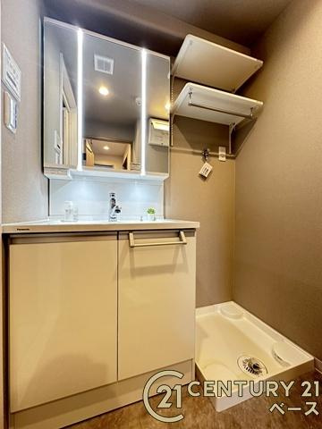 ふぁみーゆ大和高田の独立洗面台|■現地撮影写真■三面鏡タイプのミラーキャビネット！収納スペースも豊富です！