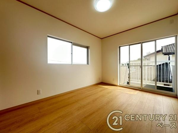 北葛城郡王寺町太子１丁目　一戸建の寝室|■現地撮影写真■開放感のある広々した主寝室！他に洋室が２部屋ございます！