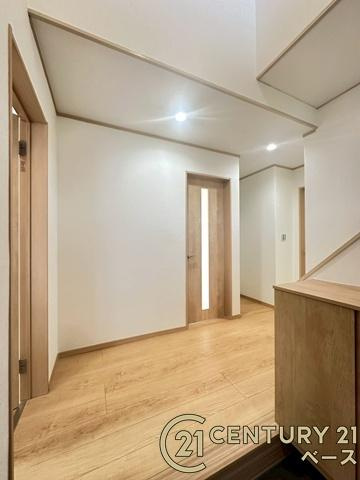 北葛城郡王寺町太子１丁目　一戸建の内装|■現地撮影写真■こちらは玄関から見た廊下部分です！