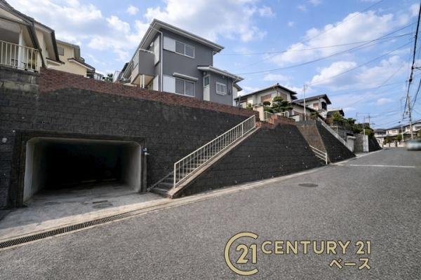 北葛城郡王寺町太子１丁目　一戸建の前面道路含む現地写真