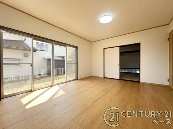 北葛城郡王寺町太子１丁目　一戸建の居間・リビング|■現地撮影写真■ご家族でくつろいでいただける広々したＬＤＫは約１５．７帖！