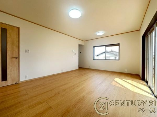 北葛城郡王寺町太子１丁目　一戸建の居間・リビング|■現地撮影写真■大きな窓から柔らかい光が射し込みます！