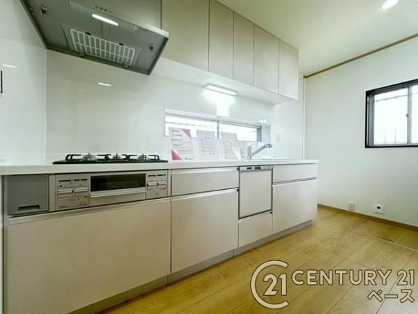 北葛城郡王寺町太子１丁目　一戸建のキッチン|■現地撮影写真■収納力と使いやすさを追求したシステムキッチンです！食洗機付きで毎日の洗い物も楽々！