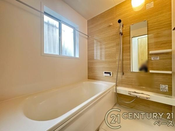 北葛城郡王寺町太子１丁目　一戸建の浴室|■現地撮影写真■ゆったりしたサイズの浴室！足を伸ばしての入浴は疲れも癒してくれます！