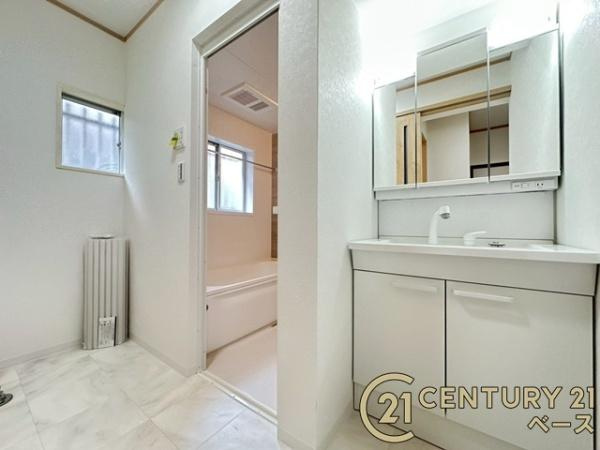 北葛城郡王寺町太子１丁目　一戸建の独立洗面台|■現地撮影写真■三面鏡タイプのミラーキャビネット！収納スペースも豊富です！