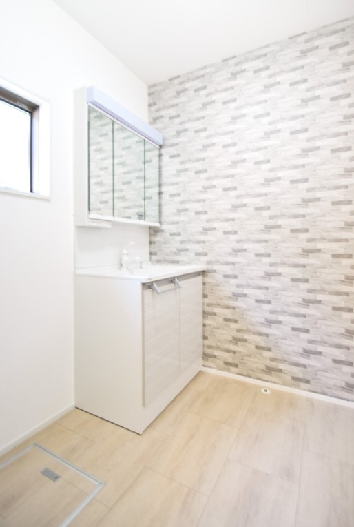 長野市大字高田　中古戸建の独立洗面台|三面鏡付きで身だしなみを整えやすく、収納も備えた使い勝手が良い洗面台。