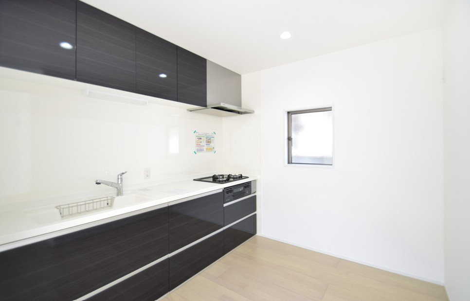 長野市大字高田　中古戸建のキッチン|調理スペースにゆとりがあり、作業しやすい広さのキッチン。