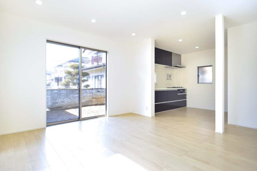 長野市大字高田　中古戸建の居間・リビング|二面採光で風を通しやすいリビングは約14帖の広さがあり、ゆとりある空間。