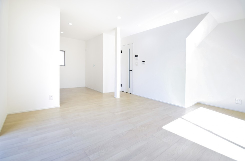 長野市大字高田　中古戸建の居間・リビング|白いクロスと淡いフローリングに光が入り、室内全体が明るく感じられるリビング。