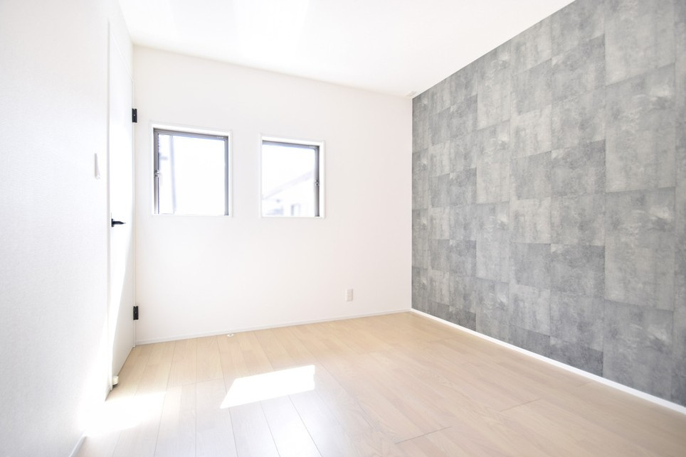 長野市大字高田　中古戸建の洋室|アクセントクロスを取り入れた、室内の印象に変化を持たせた室内です。