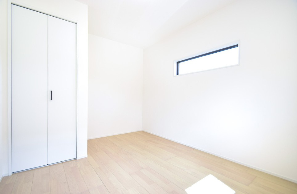 長野市大字高田　中古戸建の洋室|全居室に収納を備えた洋室で、すっきりと使いやすい仕様です。