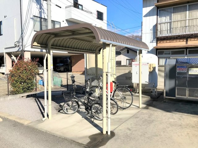 レオパレスリヴェールのその他|屋根付き駐輪場あり