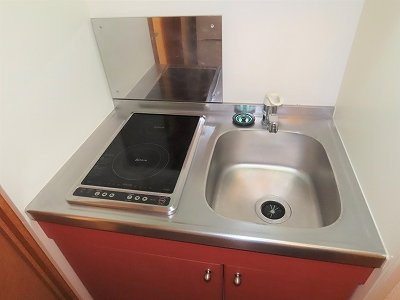 レオパレスリヴェールのキッチン|2口の電気コンロまたはIHコンロとなります