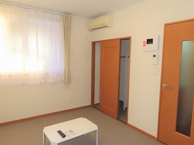 レオパレスリヴェールの寝室|カーペットのお部屋です
