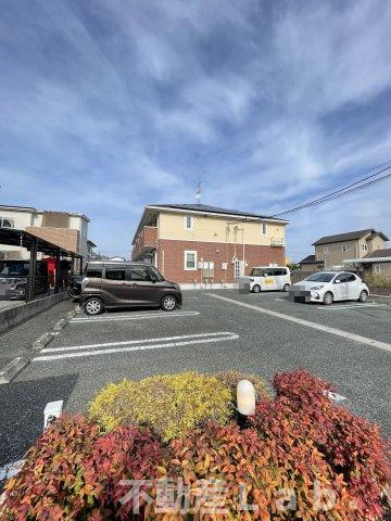 メゾン・ド・エフの駐車場