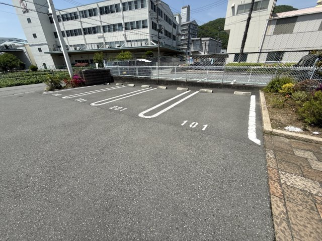 シャーメゾン青山北の駐車場