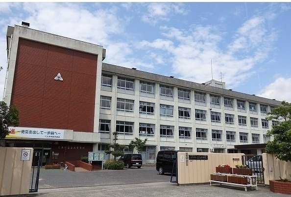 ティ・シュティル　Ⅲ番館の周辺|三入中学校まで3400m