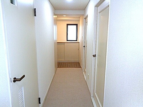 ライオンズマンション西霞町のその他|廊下（玄関方向）　※2023年4月撮影