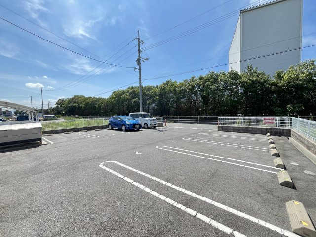 メゾン　ド　グラティアの駐車場