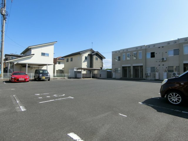 エヌリードの駐車場