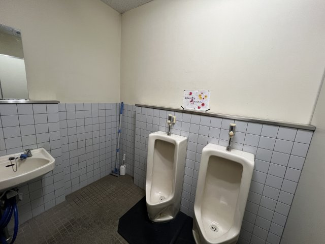 津山市戸島貸事務所　46.8㎡のトイレ|男子トイレ（共用）