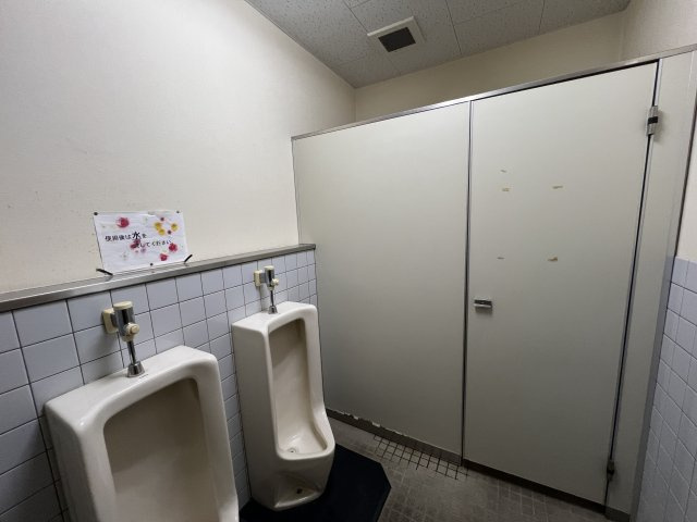 津山市戸島貸事務所　46.8㎡のトイレ|男子トイレ（共用）