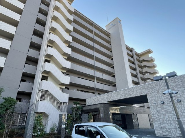 アルファステイツ宮西Ⅱの外観|エントランス前には車寄せがあり、雨天時も濡れずに荷下ろし可能です。
