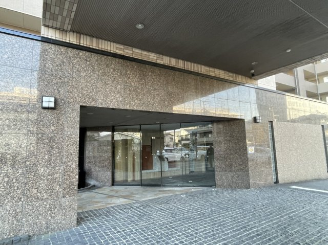 アルファステイツ宮西Ⅱのその他共用部分|エントランス前には車寄せがあり、雨天時も濡れずに荷下ろし可能です。