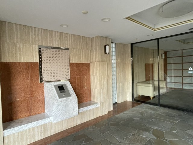 アルファステイツ宮西Ⅱのその他共用部分|オートロック付きで安心です。大理石調の重厚感のあるエントランスです。