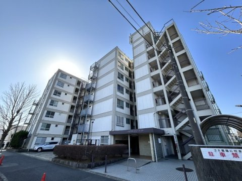 小金原第5コーポラスの外観|落ち着いた街並みに調和した、安定感のある外観の分譲マンション。周囲は住宅が多く、静かな住環境が魅力です。