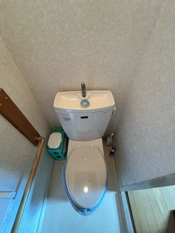 小金原第5コーポラスのトイレ|シンプルなトイレ仕様。お好みでウォシュレットの設置が可能で、ライフスタイルに合わせたカスタマイズができます。
