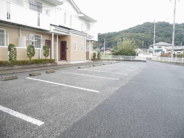 グラン・シャリオの駐車場|駐車場があるので、車を買う予定の方も安心です