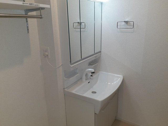 エスポワール旭台の洗面所|ゆったりとスペースのある洗面所