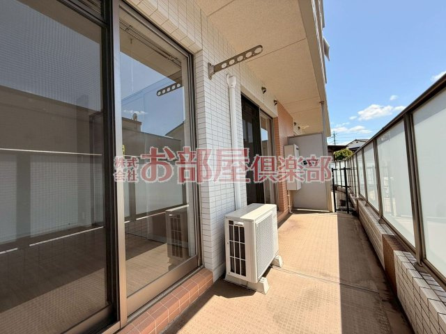 ヴィラ・ジャスミンのバルコニー|外からの目が気にならないバルコニーで洗濯物が干せます