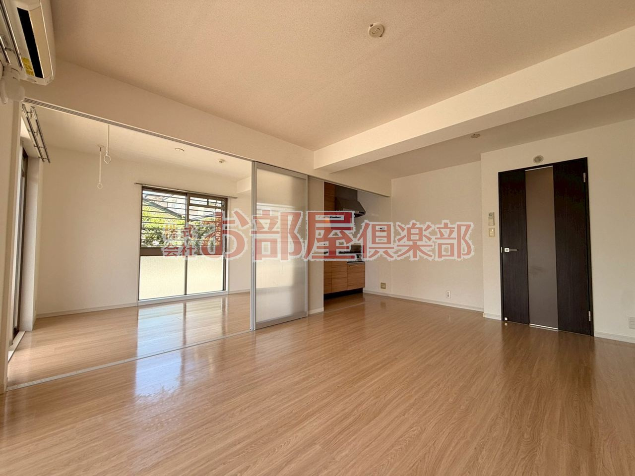 ヴィラ・ジャスミンの居間・リビング|こちらの居間で趣味の時間をお楽しみください